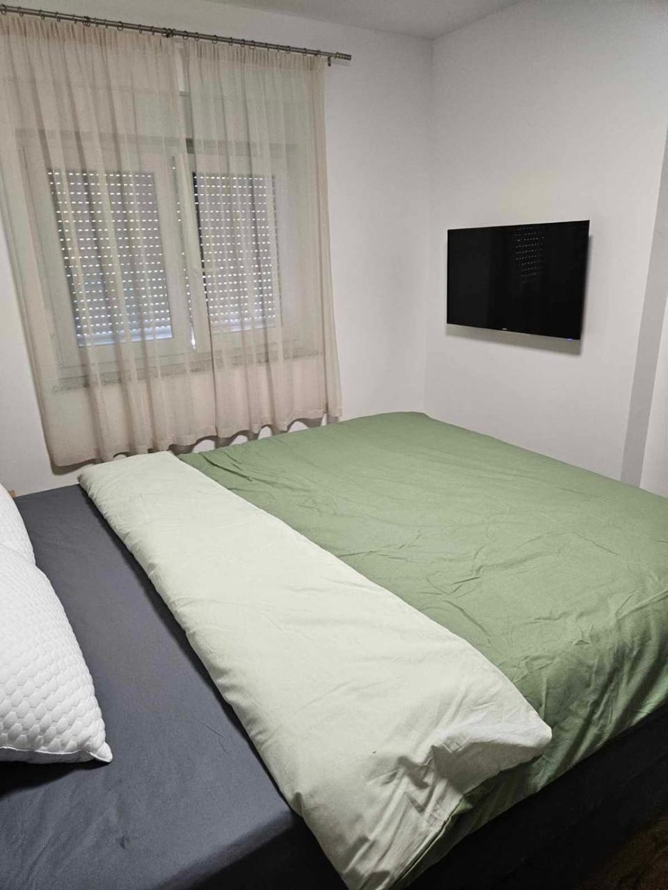Bed, TV and multimedia, Photo of the whole room, Bedroom
