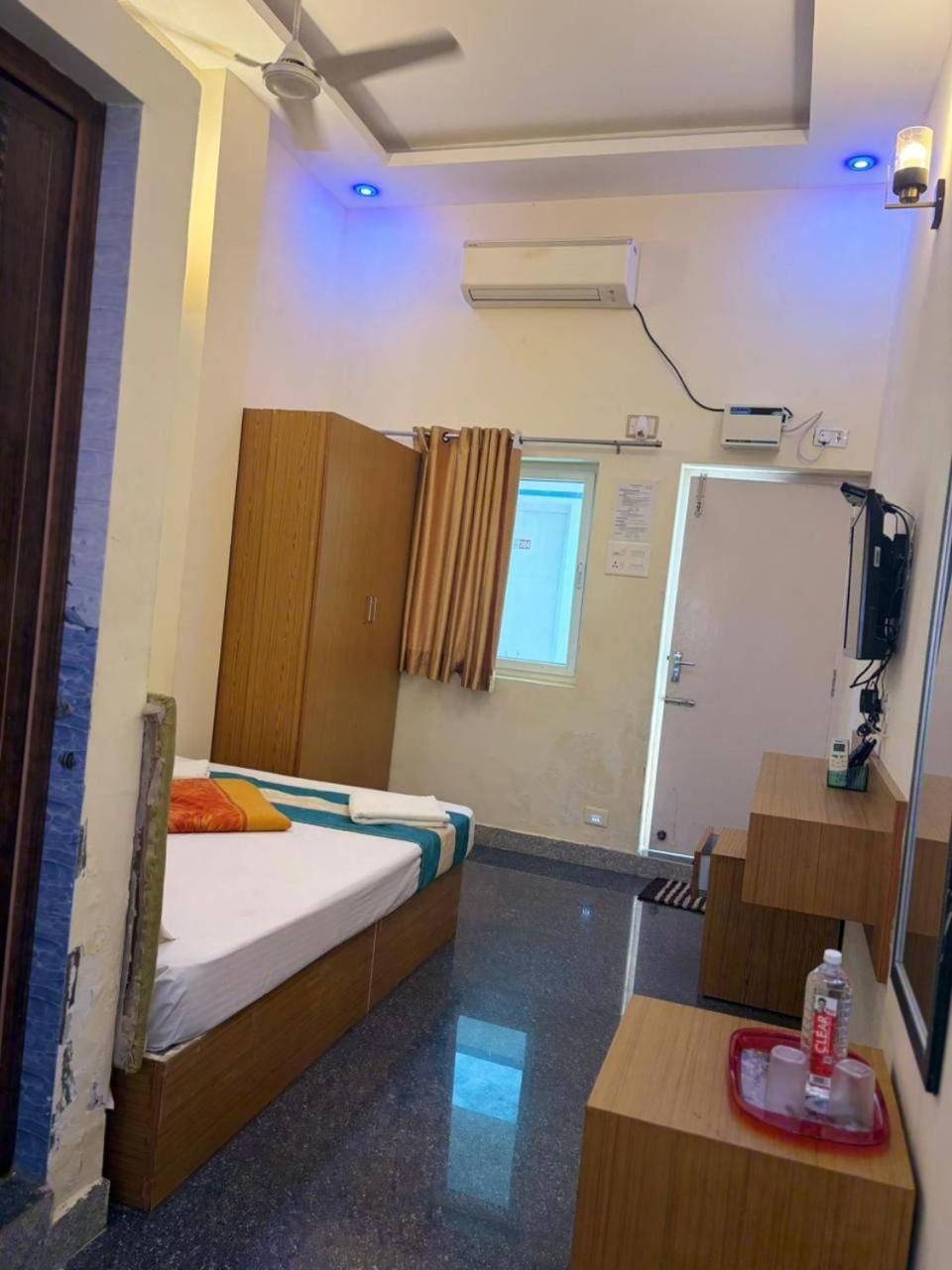 Bed, TV and multimedia, Photo of the whole room, Bedroom, fireplace, wardrobe, air conditioner