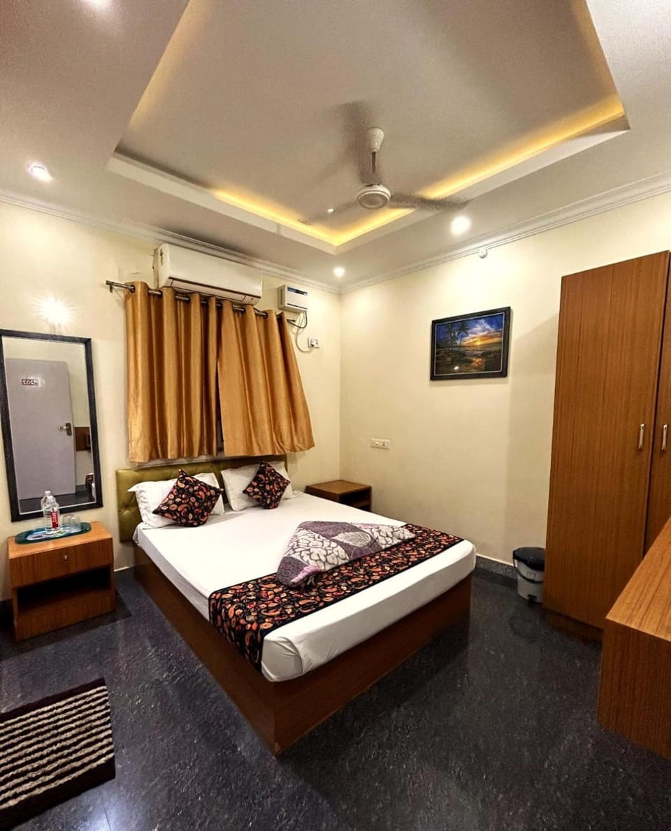 Bed, TV and multimedia, air conditioner