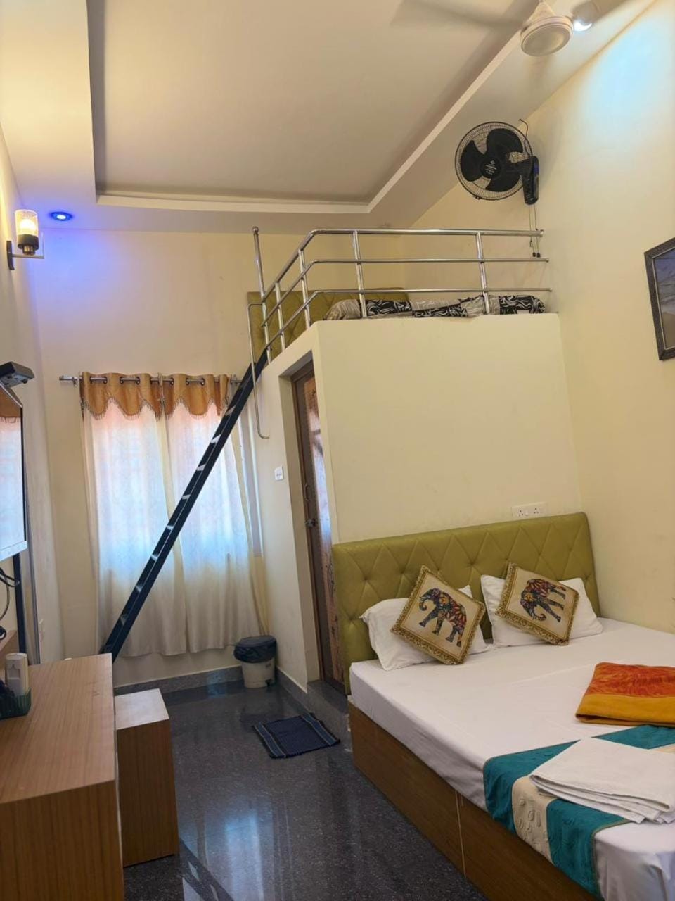 Bed, TV and multimedia, Photo of the whole room, Bedroom, bunk bed, towels
