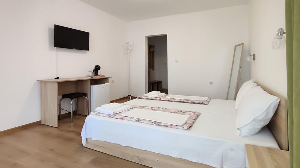 Bed, TV and multimedia, Coffee/tea facilities, Photo of the whole room, Bedroom, towels, wardrobe