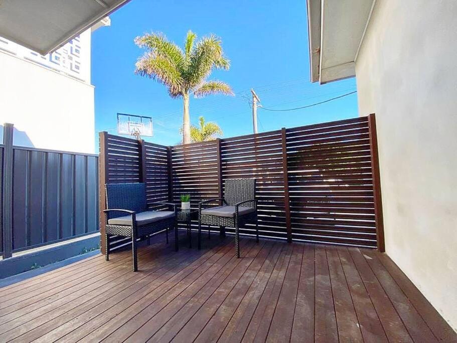 The Beach Pad - Renovated 1BR Steps from Towradgi Apartment in Towradgi