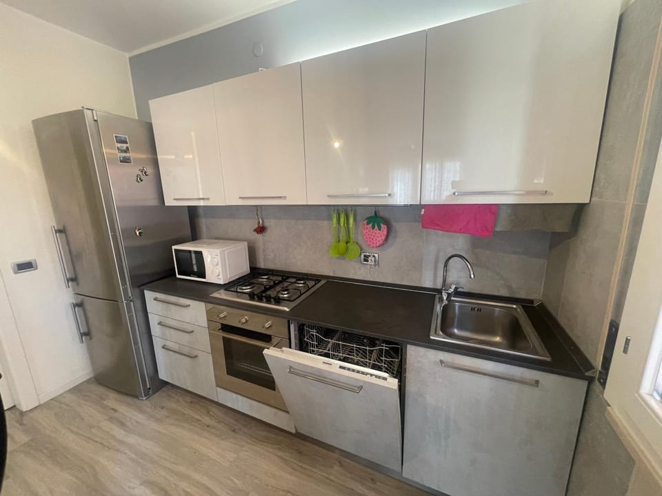 Kitchen or kitchenette, dishwasher, microwave