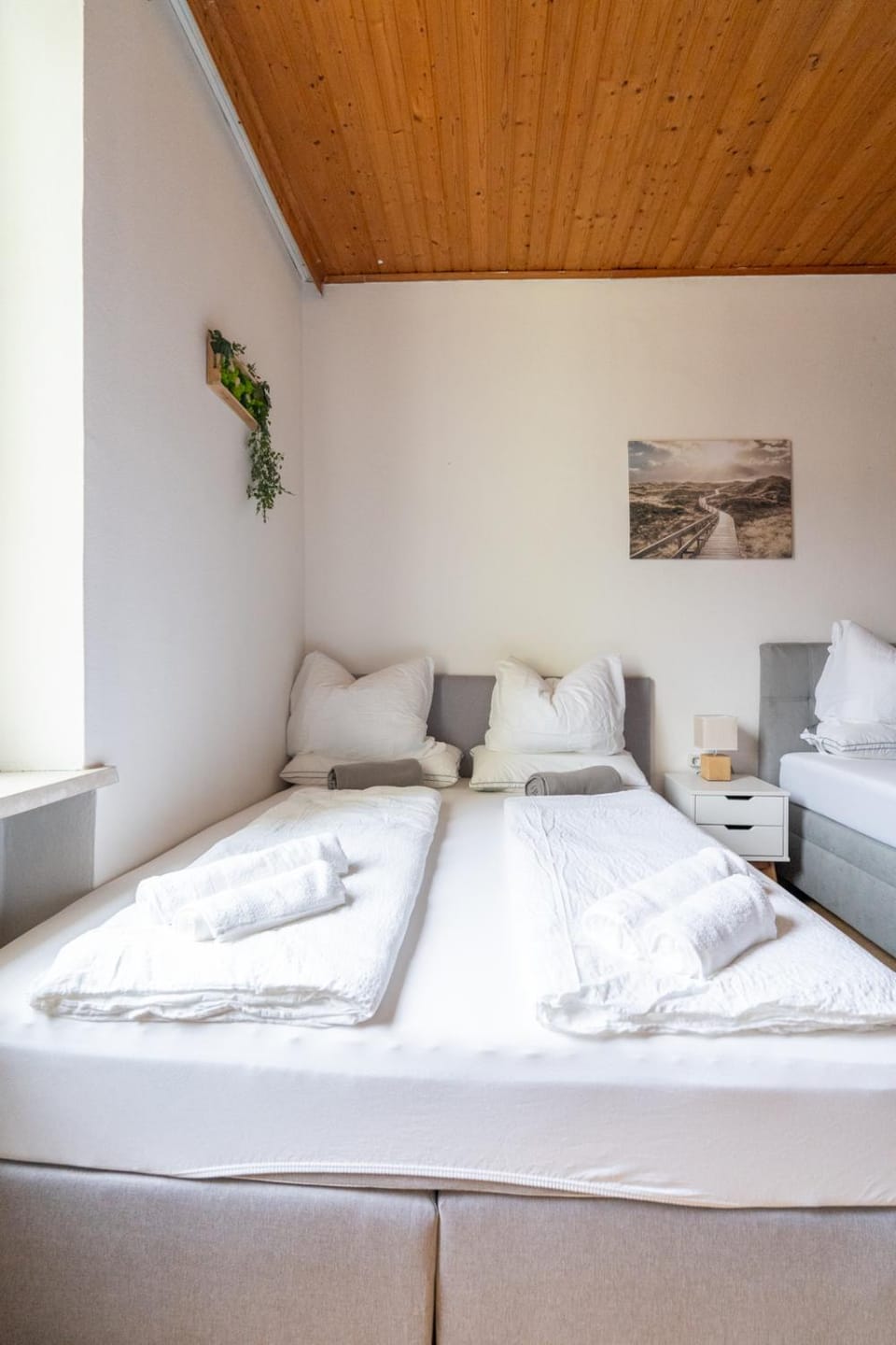 Bed, Bedroom, towels