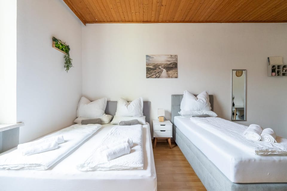 Bed, Bedroom, towels