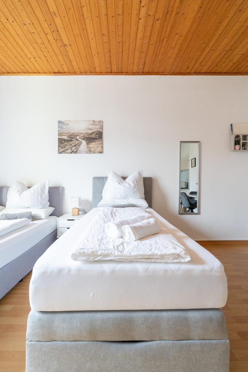 Bed, Bedroom, towels