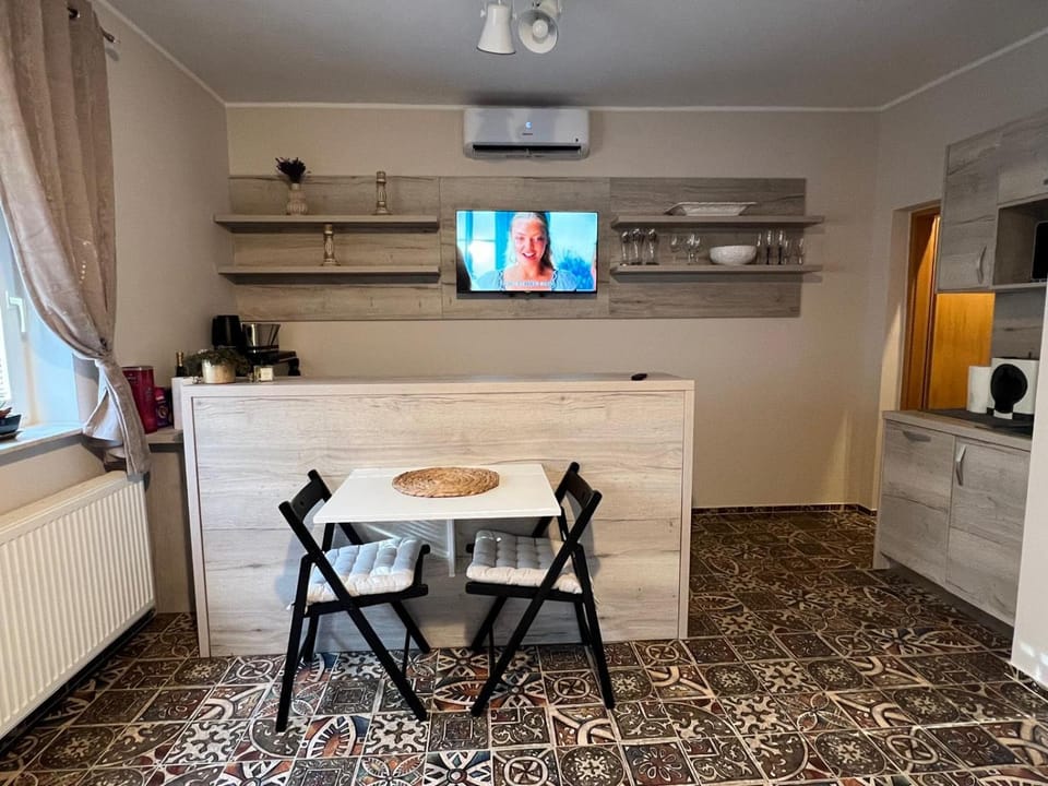 TV and multimedia, Coffee/tea facilities, Kitchen or kitchenette, Dining area