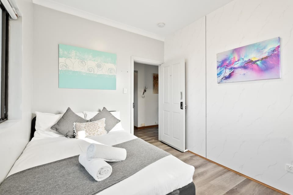 Cozy Double Room - Mins to Station & Olympic Park - Shared Bathroom Bed and Breakfast in Lidcombe