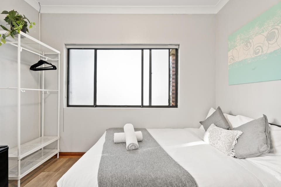 Cozy Double Room - Mins to Station & Olympic Park - Shared Bathroom Bed and Breakfast in Lidcombe
