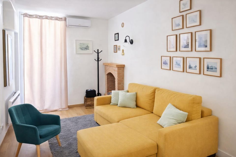 Living room, Seating area, air conditioner