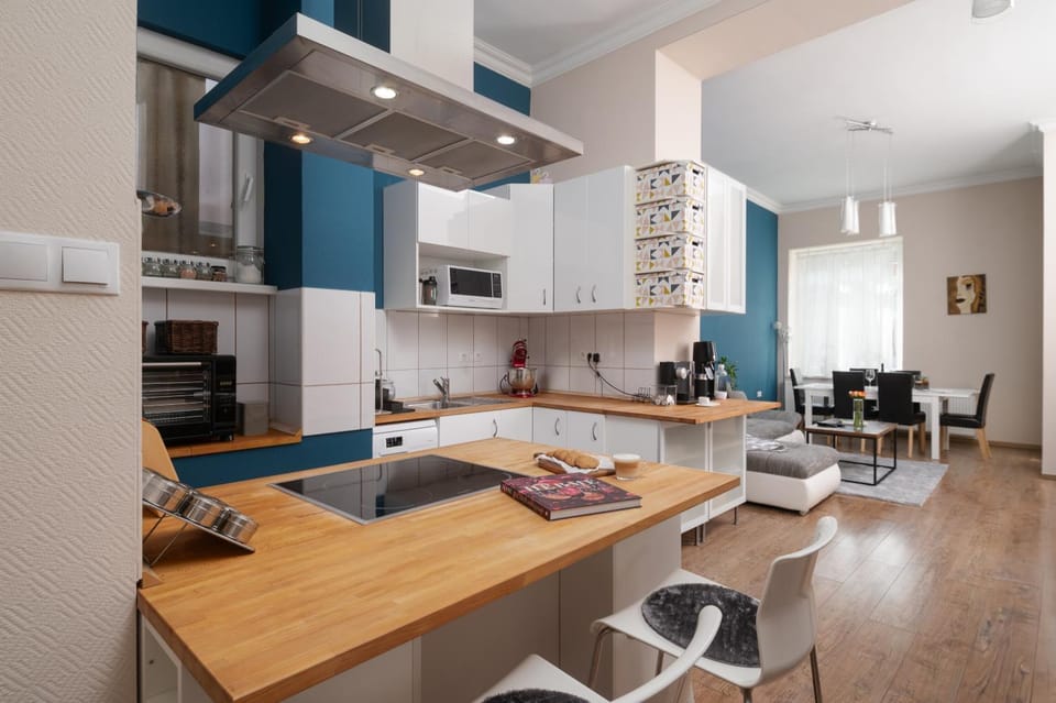 Day, Kitchen or kitchenette, Living room, dishwasher, microwave, oven, stove