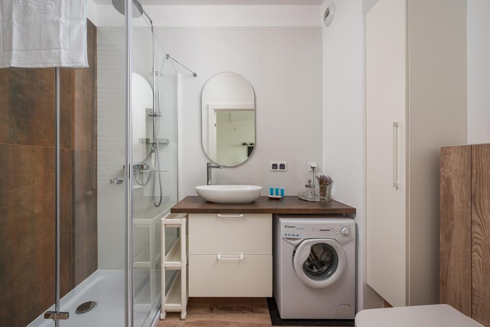 Shower, Bathroom, towels, washing machine