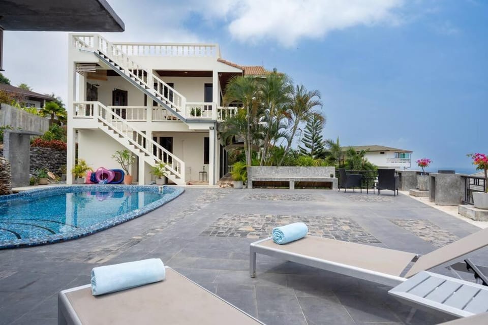 Balcony/Terrace, Swimming pool, sunbed