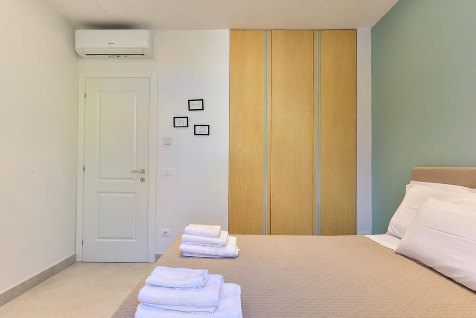 Bed, Photo of the whole room, Bedroom, towels, wardrobe, air conditioner