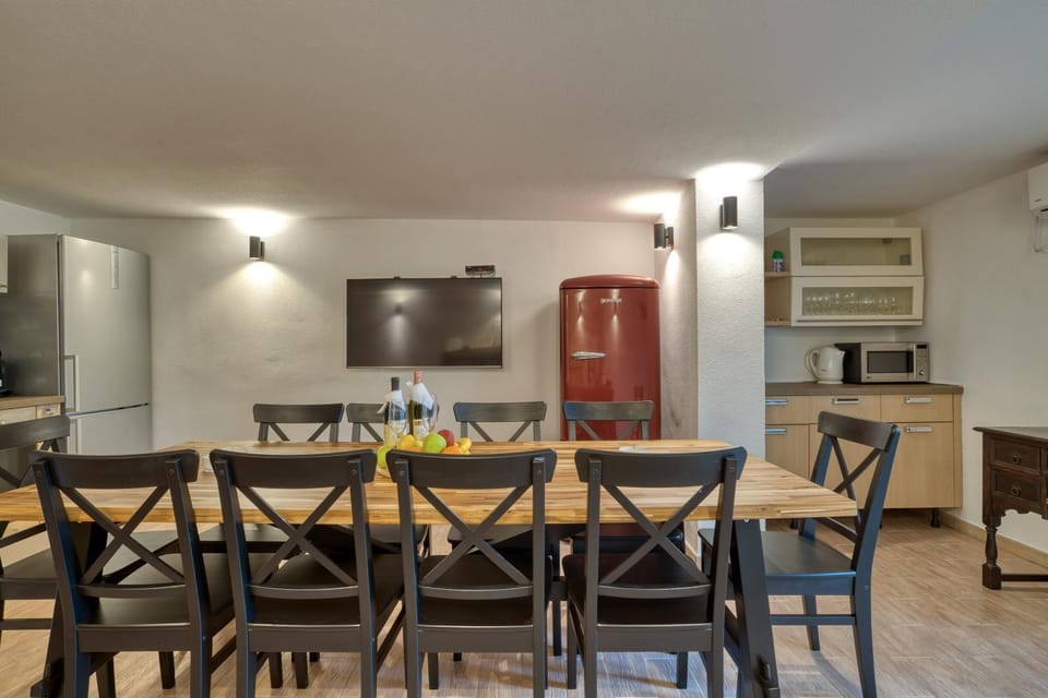 TV and multimedia, Dining area, oven, stove, kitchen