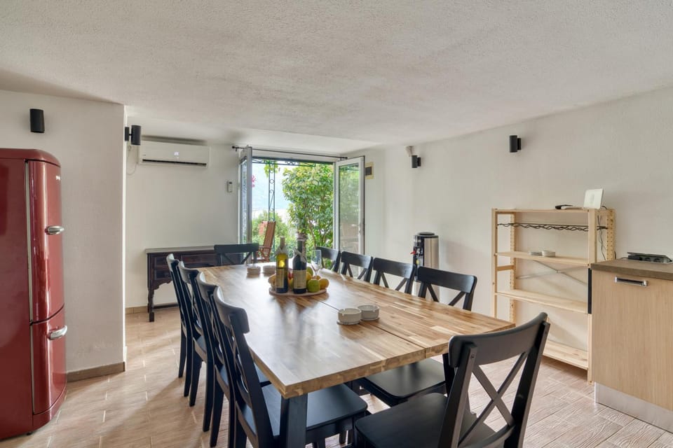 Seating area, Dining area