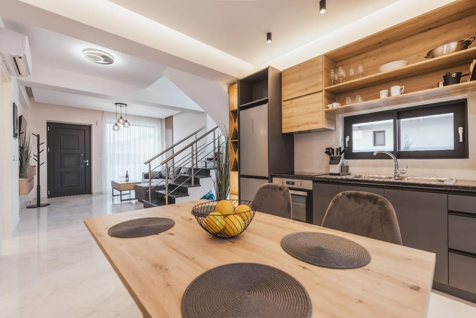 Kitchen or kitchenette, Dining area