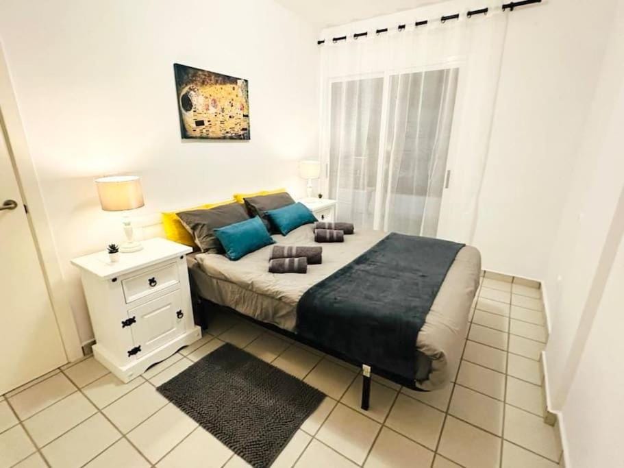 Bed, Photo of the whole room, Bedroom, air conditioner