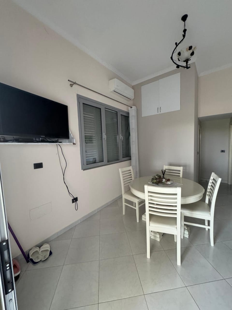 TV and multimedia, Living room, Seating area, Dining area, air conditioner