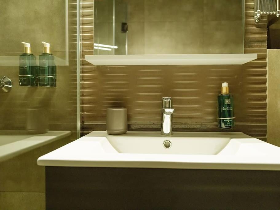 Central 12 Apartment - New Building & Parking Apartment in Bucharest