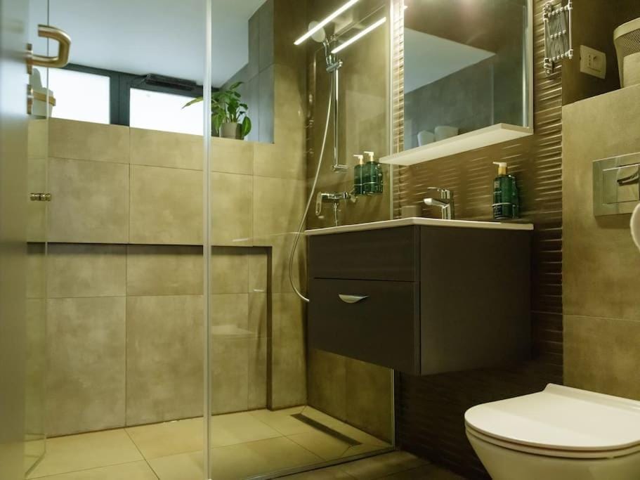Central 12 Apartment - New Building & Parking Apartment in Bucharest