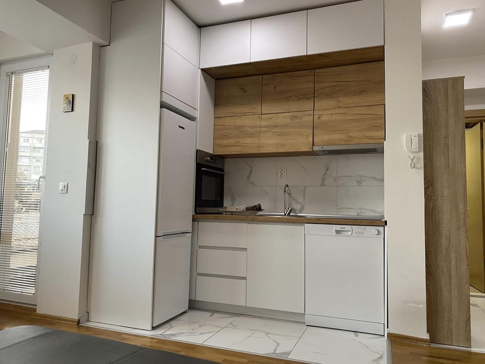 Kitchen or kitchenette, minibar, oven, stove
