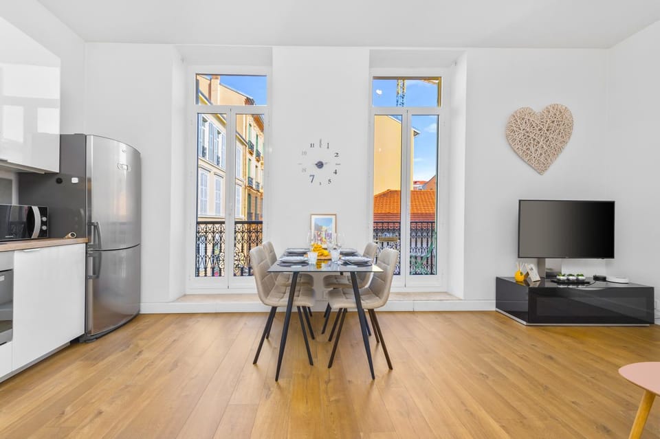 TV and multimedia, Kitchen or kitchenette, Dining area, oven, stove