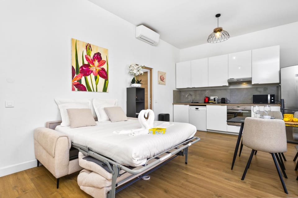 Kitchen or kitchenette, Living room, Seating area