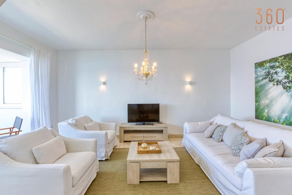 Communal lounge/ TV room, TV and multimedia, Living room, Evening entertainment