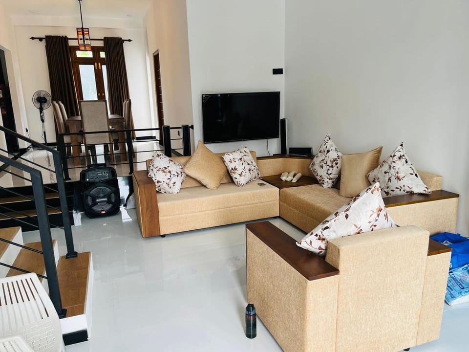 Communal lounge/ TV room, TV and multimedia, Living room, Seating area, Evening entertainment