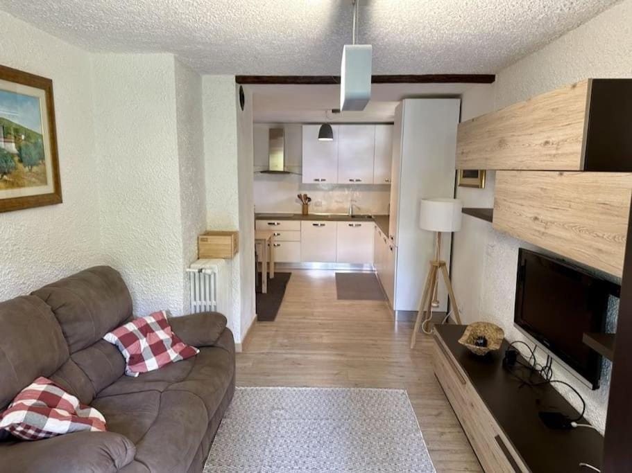 Kitchen or kitchenette, Living room, Seating area, stove