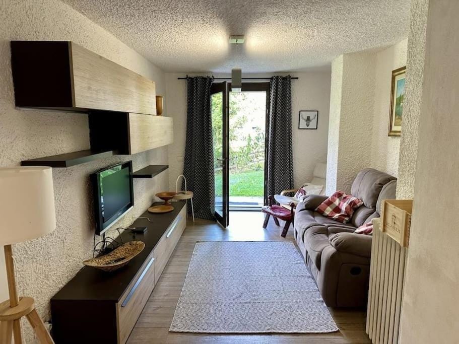 Communal lounge/ TV room, TV and multimedia, Living room, Seating area, Evening entertainment