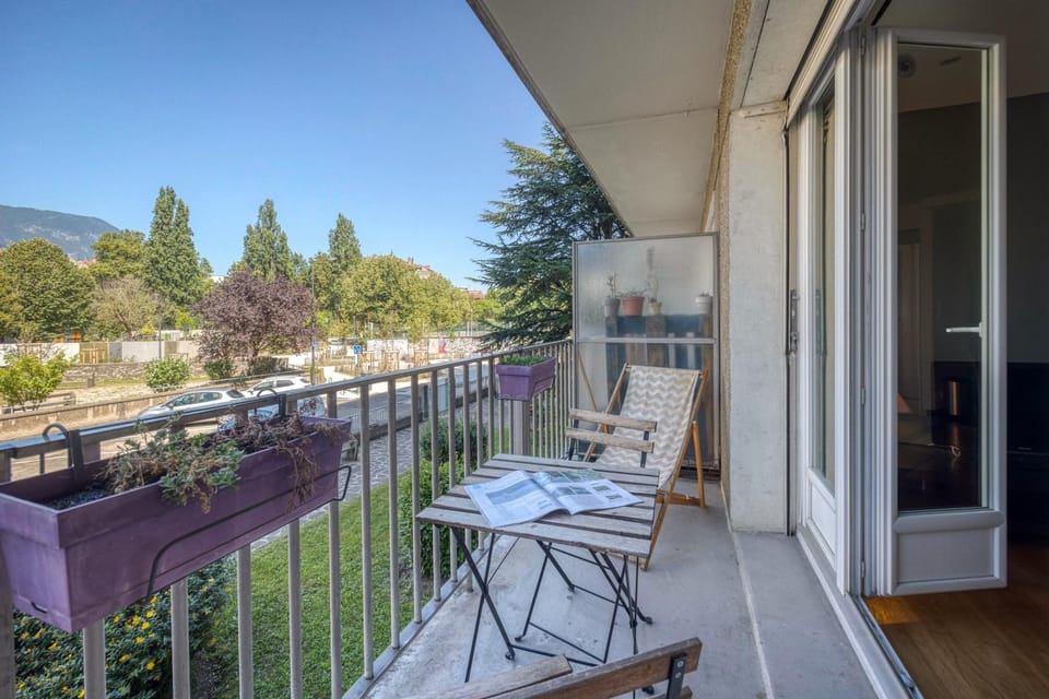 Property building, Patio, Spring, Day, Natural landscape, View (from property/room), Balcony/Terrace, Dining area, Mountain view