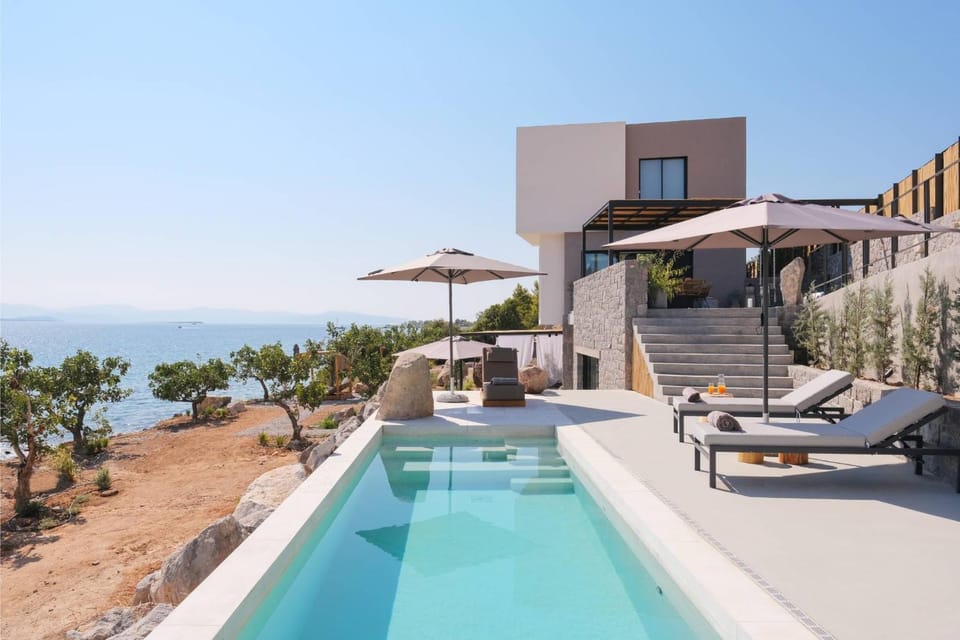 Property building, Patio, Day, View (from property/room), Balcony/Terrace, Pool view, Swimming pool, sunbed