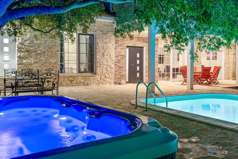 Property building, Patio, Pool view, Swimming pool, sunbed