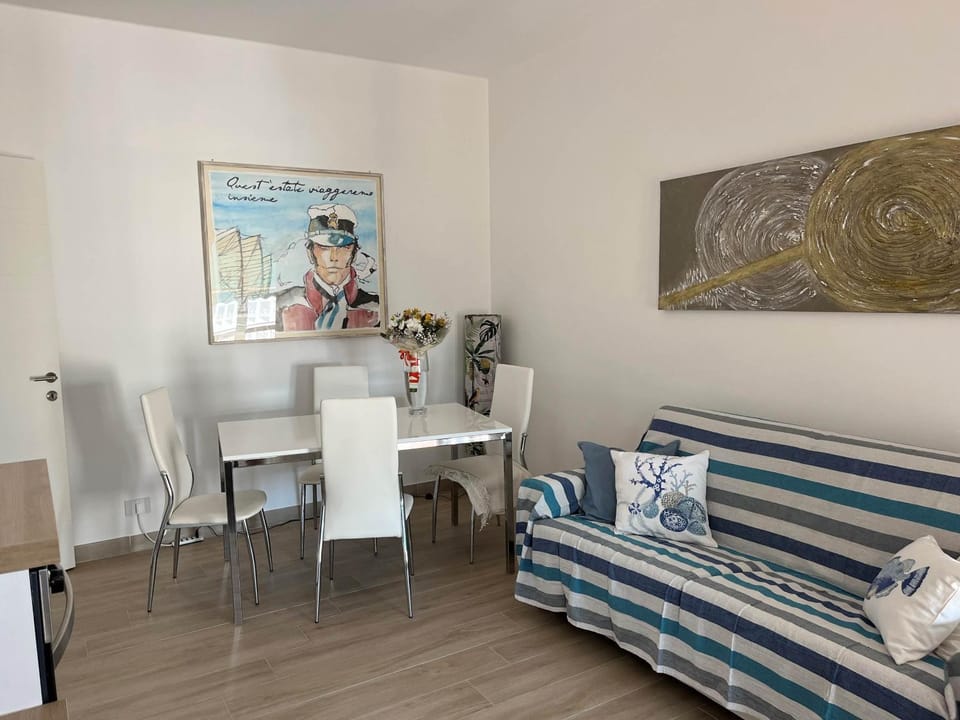 Living room, Decorative detail, Dining area