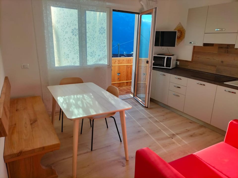 Kitchen or kitchenette, Living room