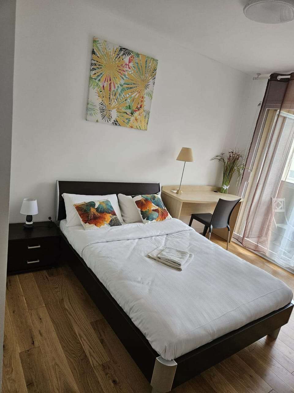 Bed, Photo of the whole room, Seating area, Bedroom