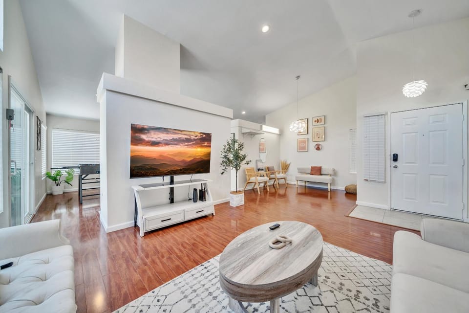 TV and multimedia, Living room, Seating area, wardrobe