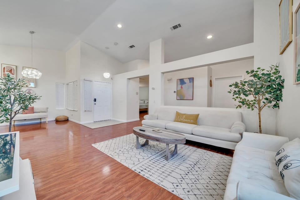 Living room, Seating area, Family