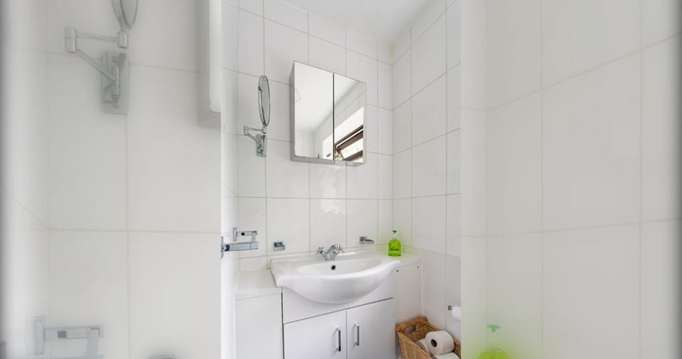 Charming Retreat Near Grange Hill Central Line House in Ilford