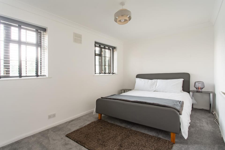 Charming Retreat Near Grange Hill Central Line House in Ilford
