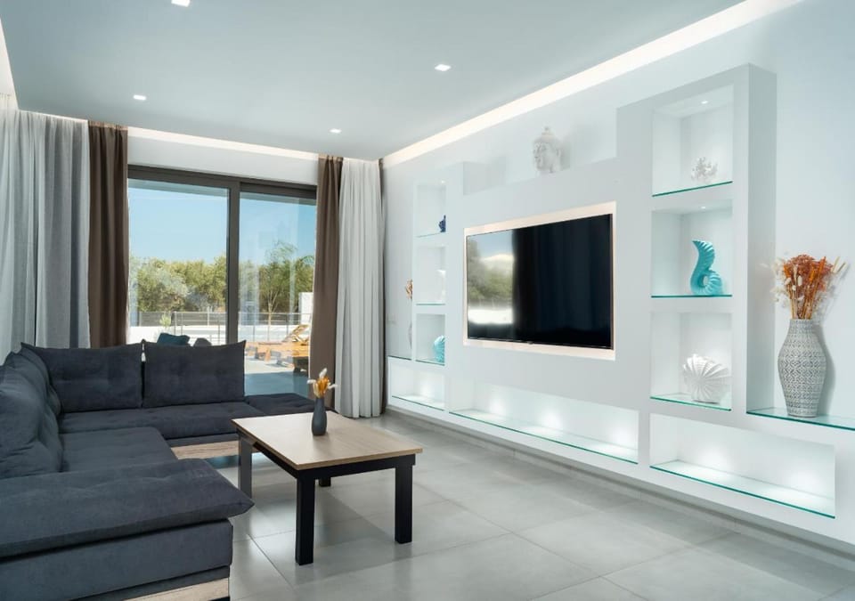 Communal lounge/ TV room, TV and multimedia, Living room, Seating area, Evening entertainment