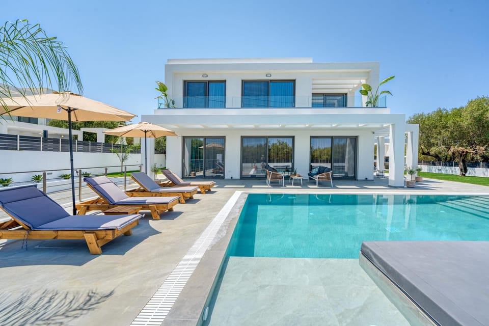 Property building, Summer, Swimming pool, sunbed