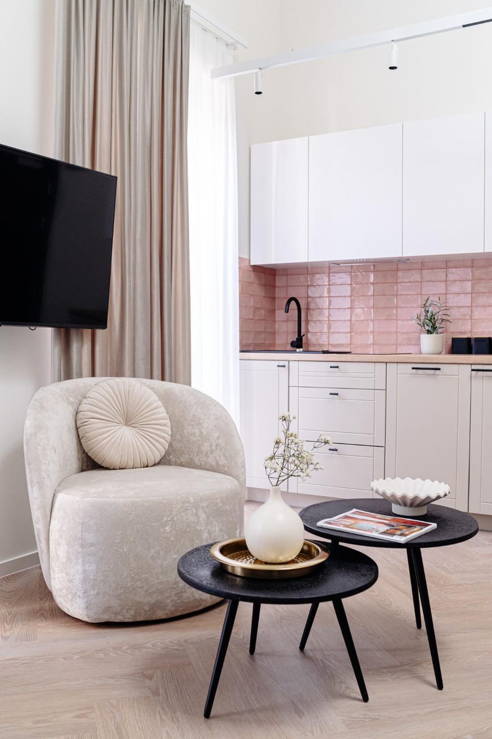 TV and multimedia, Kitchen or kitchenette, Living room, Seating area