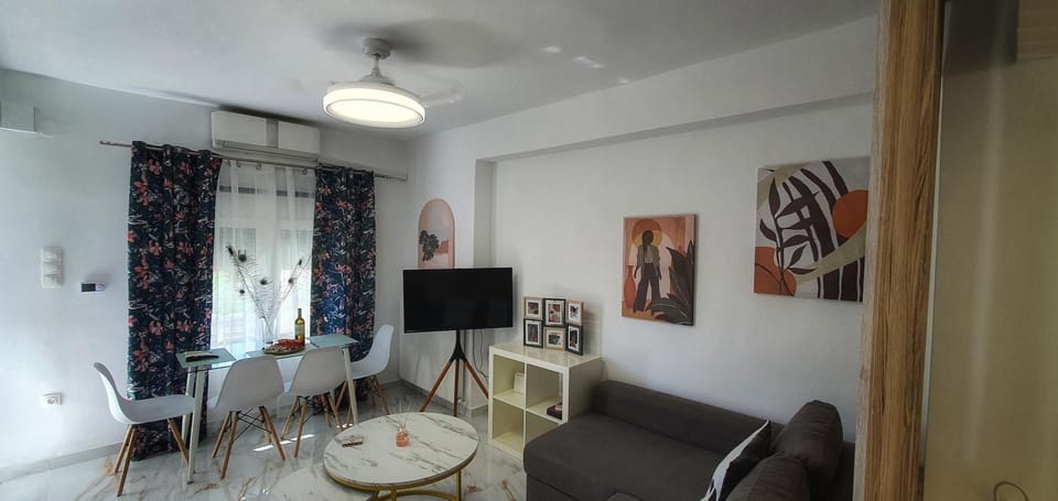 Communal lounge/ TV room, TV and multimedia, Living room, Seating area, Dining area