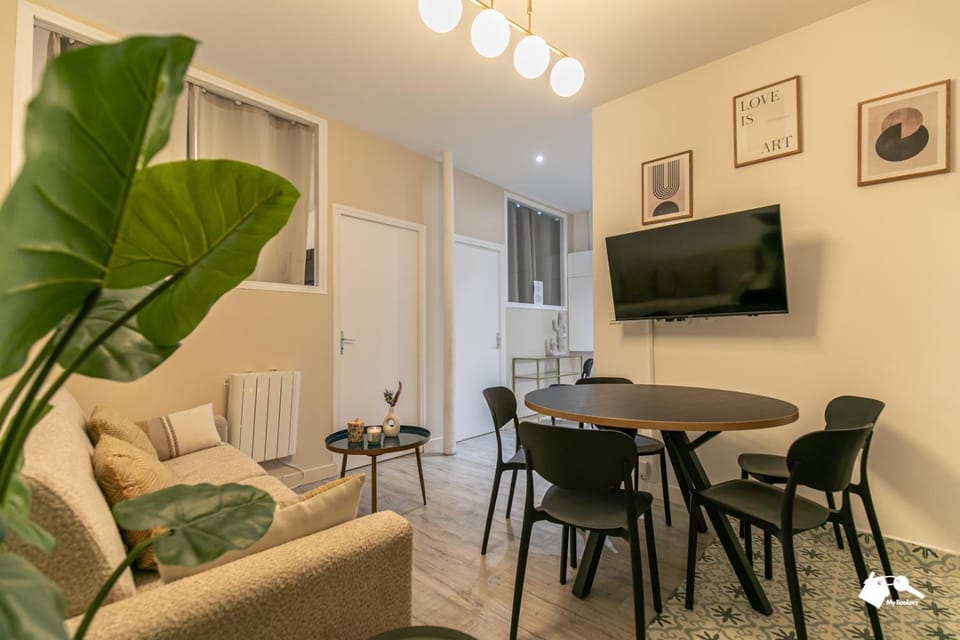 TV and multimedia, Living room, Seating area, Dining area