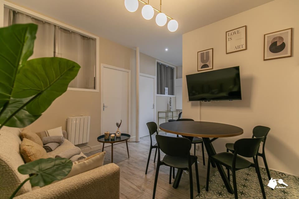 TV and multimedia, Living room, Seating area, Dining area