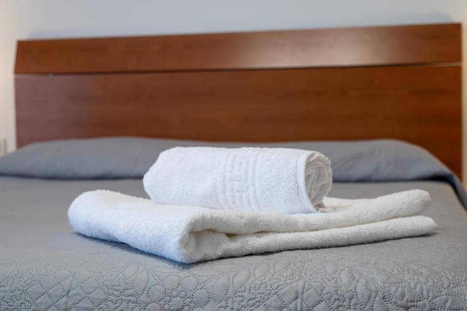 Bed, Bedroom, towels