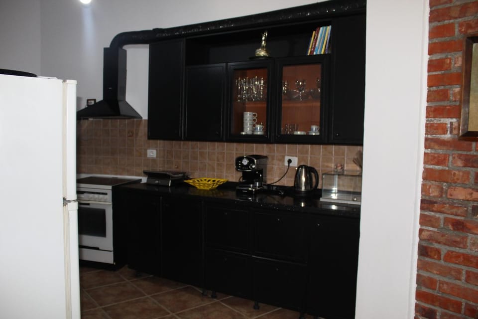 Coffee/tea facilities, Kitchen or kitchenette, stove